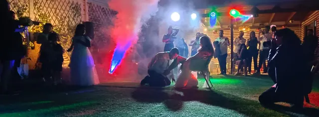 Pista de baile nocturna con humo y luces de colores