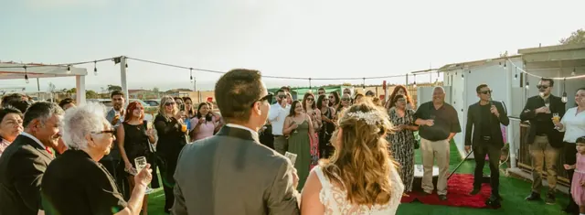 Novios recibiendo a sus invitados al atardecer