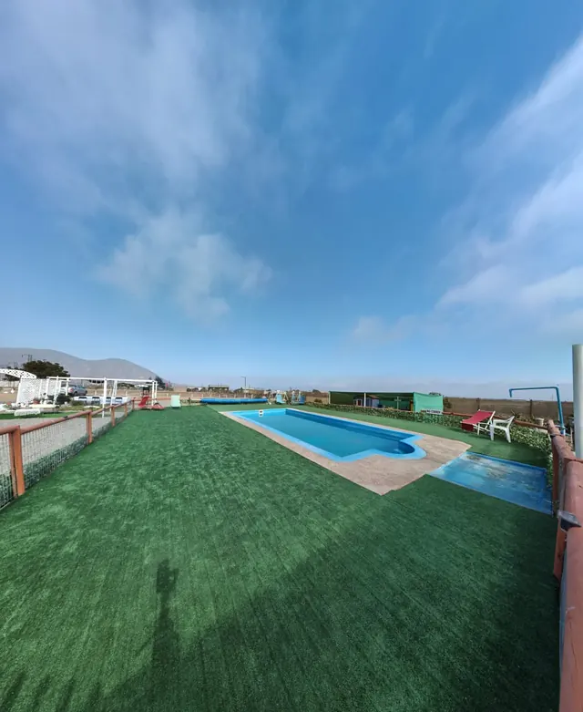 Recinto El Panul: piscina y amplia área de pasto