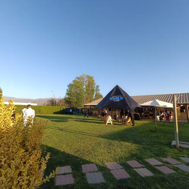 Recinto Pan de Azúcar: jardín amplio con carpa PrendeChile y quincho